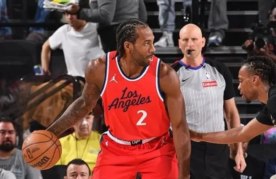 熊猫体育下载-快船击败骑士，莱纳德单挑勇猛