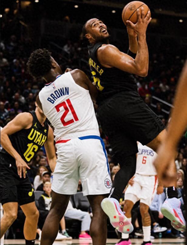 快船击败骑士,莱纳德单挑勇猛 快船击败骑士,莱纳德单挑勇猛