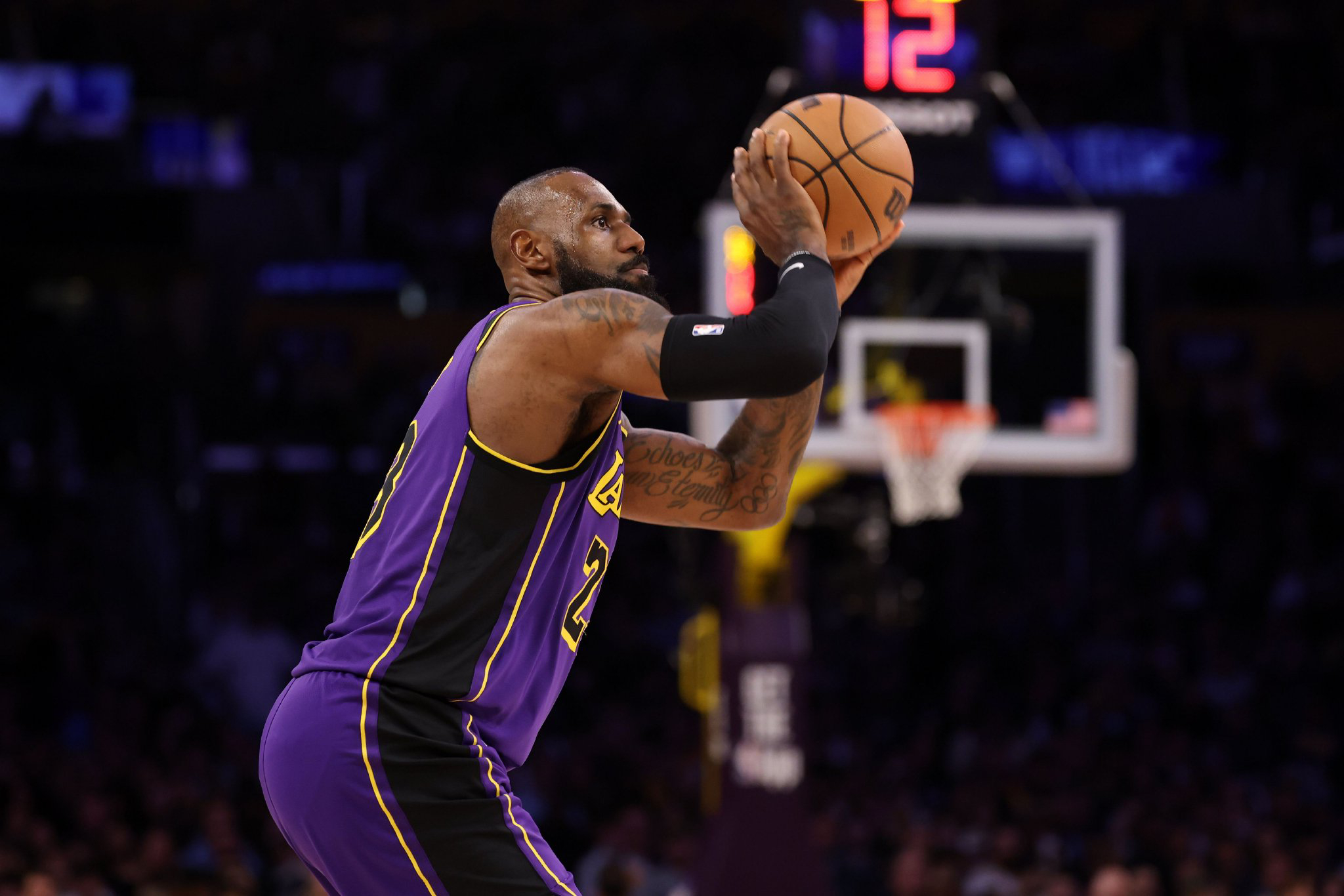 詹姆斯单场砍下40分,力克活塞 詹姆斯单场砍下40分,力克活塞