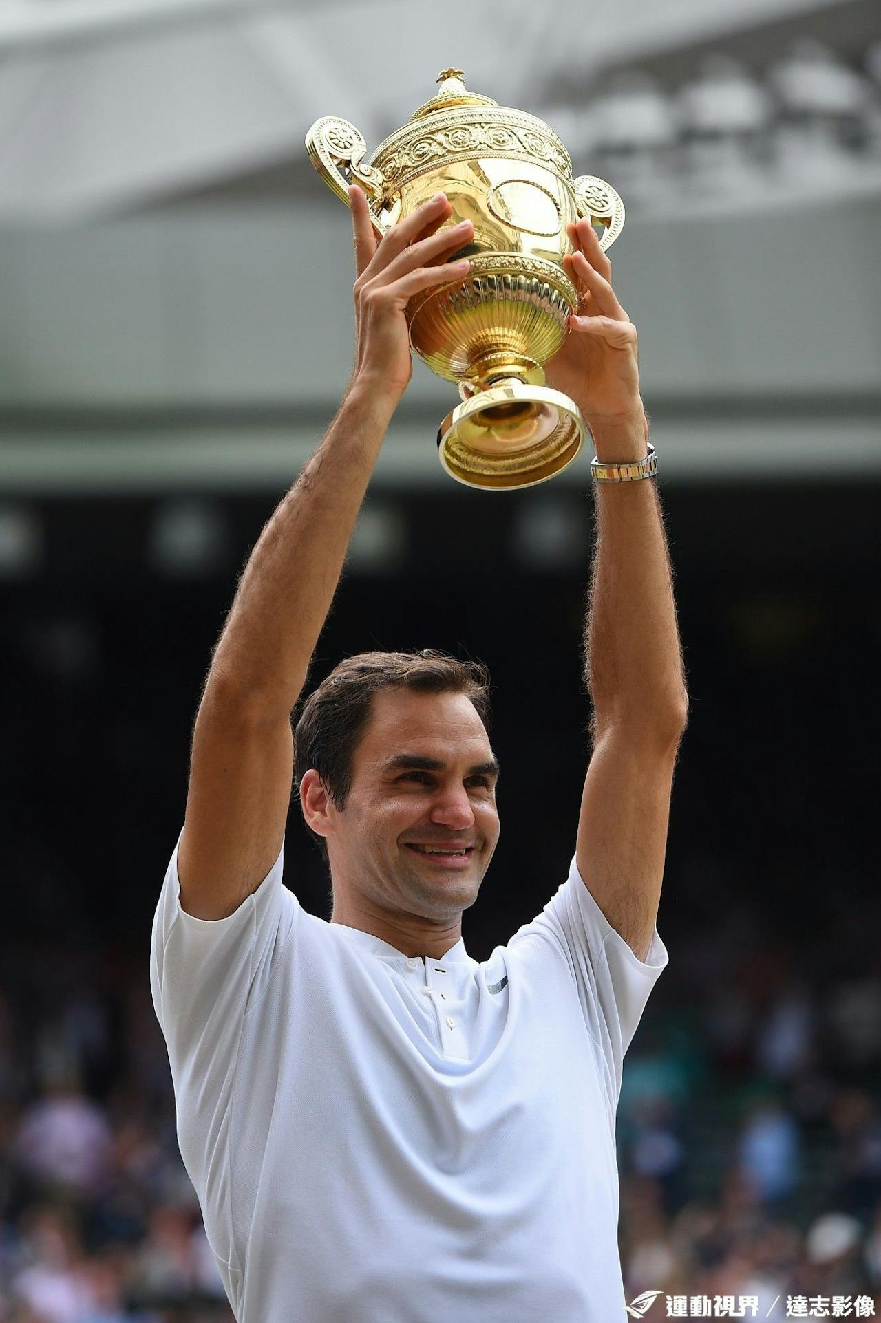 斯洛伐克篮球队高举封王,神勇夺冠 斯洛伐克篮球队高举封王,神勇夺冠