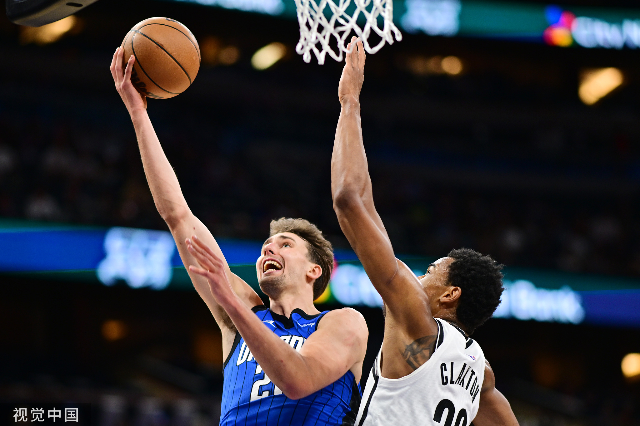 爵士击败老鹰，科沃尔22分